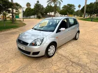 Usado Ford Fiesta Ghia 68 CV (50 kW) 2007 Gris / plata Utilitario