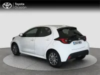 Usado Toyota Yaris Hybrid Active 116 CV (85 kW) 2023 Blanco Monovolumen
