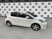 Usado Toyota Yaris Hybrid Active 100 CV (73 kW) 2016 Blanco Berlina