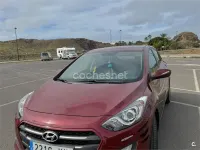 Usado Hyundai i30 135 CV (99 kW) 2015 Rojo Familiar