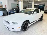 Usado Ford Mustang 305 CV (224 kW) 2013 Blanco Coupe