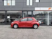 Usado Toyota Yaris 125 CV (91 kW) 2023 Rojo Utilitario