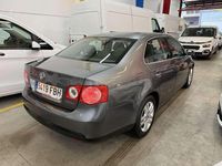 Usado VW Jetta Advance 105 CV (77 kW) 2006 Plateado Utilitario