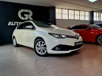 Usado Toyota Auris Hybrid Business Edition 136 CV (100 kW) 2019 Blanco Berlina