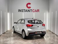 Usado Kia Rio 84 CV (61 kW) 2022 Gris / plata Berlina