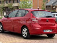 Usado Hyundai i30 Comfort 90 CV (66 kW) 2010 Rojo Berlina