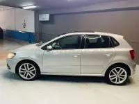Usado VW Polo Sportline 90 CV (66 kW) 2014 Gris / plata Berlina