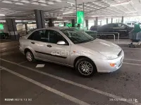 Usado Ford Focus Ghia 90 CV (66 kW) 2001 Gris / plata Berlina