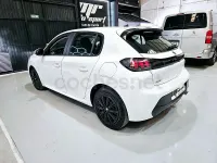 Usado Peugeot 208 Active 100 CV (73 kW) 2021 Blanco Utilitario