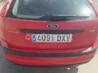 Usado Ford Focus Trend 90 CV (66 kW) 2006 Rojo Berlina