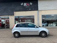 Usado Ford Fiesta 68 CV (50 kW) 2005 Gris / plata Utilitario