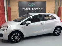Usado Kia Rio 85 CV (62 kW) 2014 Gris / plata Berlina