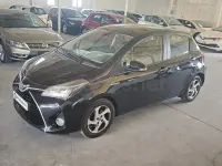 Usado Toyota Yaris Hybrid Active 100 CV (73 kW) 2015 Negro Berlina