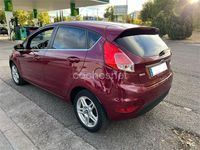 Usado Ford Fiesta Titanium 100 CV (73 kW) 2013 Violeta / lila Utilitario