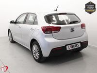 Usado Kia Rio 84 CV (61 kW) 2021 Gris Berlina