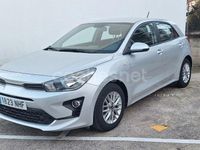 Usado Kia Rio 84 CV (61 kW) 2021 Gris / plata Berlina