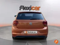 Usado VW Polo Advance 75 CV (55 kW) 2018 Naranja Utilitario