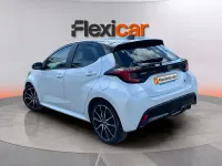 Używany Toyota Yaris Hybrid Plus 130 KM (95 kW) 2024 Biały Sedan/Limuzyna