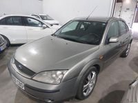 Usado Ford Mondeo Trend 130 CV (95 kW) 2002 Gray Berlina