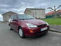 Begagnad Ford Focus Ghia 90 HK (66 kW) 2001 Röd Kombi