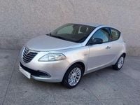 Usado Lancia Ypsilon Gold 69 CV (50 kW) 2013 Plateado Utilitario