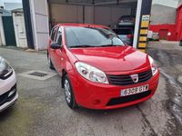 Usado Dacia Sandero Ambiance 75 CV (55 kW) 2010 Rojo Berlina