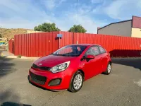 Usado Kia Rio 85 CV (62 kW) 2014 Granate Berlina