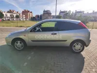 Usado Ford Focus Trend 100 CV (73 kW) 1999 Gris / plata Berlina