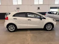 Usado Kia Rio 85 CV (62 kW) 2013 Blanco Berlina