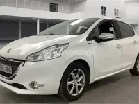 Usado Peugeot 208 Allure 82 CV (60 kW) 2015 Blanco Utilitario
