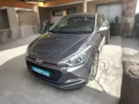 Usado Hyundai i20 101 CV (74 kW) 2017 Gris Berlina