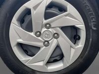 Usado Hyundai i20 84 CV (61 kW) 2022 Gris Utilitario