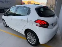 Usado Peugeot 208 Allure 110 CV (80 kW) 2017 Blanco Utilitario