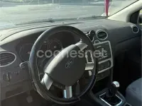 Usado Ford Focus Trend 90 CV (66 kW) 2006 Gris / plata Berlina