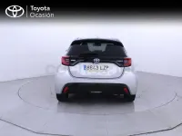 Usado Toyota Yaris Hybrid Style 116 CV (85 kW) 2022 Gris / plata Berlina
