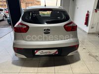 Usado Kia Rio 84 CV (61 kW) 2017 Gris / plata Berlina