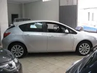 Usado Opel Astra Edition 115 CV (84 kW) 2010 Gris / plata Berlina
