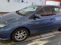 Usado Toyota Auris Hybrid Active 136 CV (100 kW) 2015 Azul Berlina