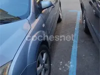 Usado Ford Focus Trend 109 CV (80 kW) 2005 Gris / plata Berlina