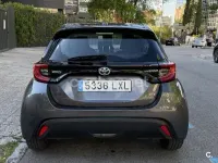Usado Toyota Yaris Hybrid Active 116 CV (85 kW) 2022 Negro Berlina