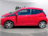 Usado Toyota Aygo X-play 72 CV (52 kW) 2017 Rojo Utilitario
