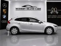 Usado Volvo V40 Momentum 120 CV (88 kW) 2018 Gris / plata Berlina