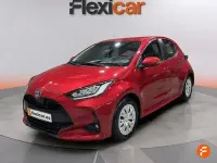 Usado Toyota Yaris Hybrid Active 116 CV (85 kW) 2023 Rojo