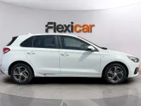 Usado Hyundai i30 120 CV (88 kW) 2021 Blanco Berlina