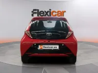Usado Toyota Aygo X-play 72 CV (52 kW) 2017 Rojo Utilitario