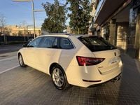 Usado Skoda Superb Style 150 CV (110 kW) 2018 Blanco Familiar