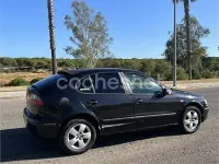 Usado Seat Leon Stella 105 CV (77 kW) 2005 Negro Utilitario