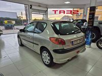 Usado Peugeot 206 69 CV (50 kW) 2005 Plateado Utilitario