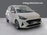 Usado Hyundai i10 66 CV (48 kW) 2024 Verde Utilitario