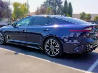 Usado Kia Stinger GT-Line 256 CV (188 kW) 2017 Azul Utilitario